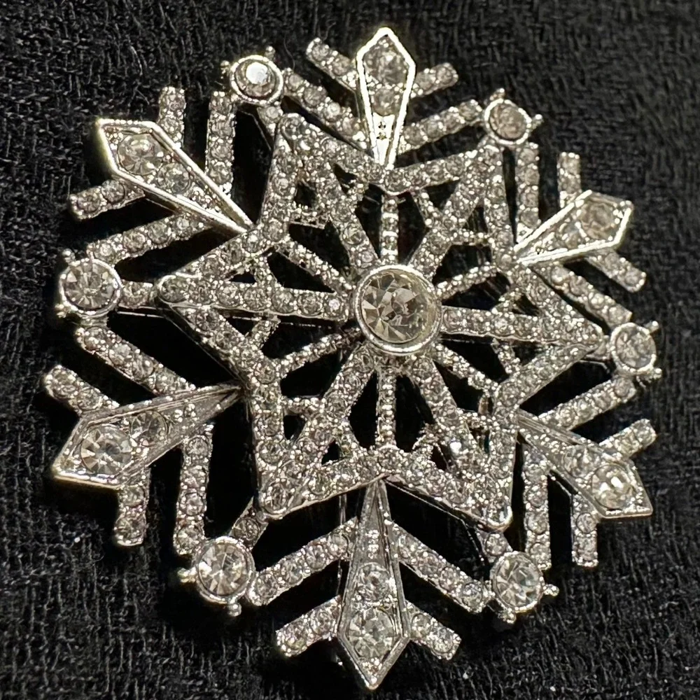 Vintage Style Rhinestone‎ Snowflake Brooch Silver Tone Winter Christmas Pin
